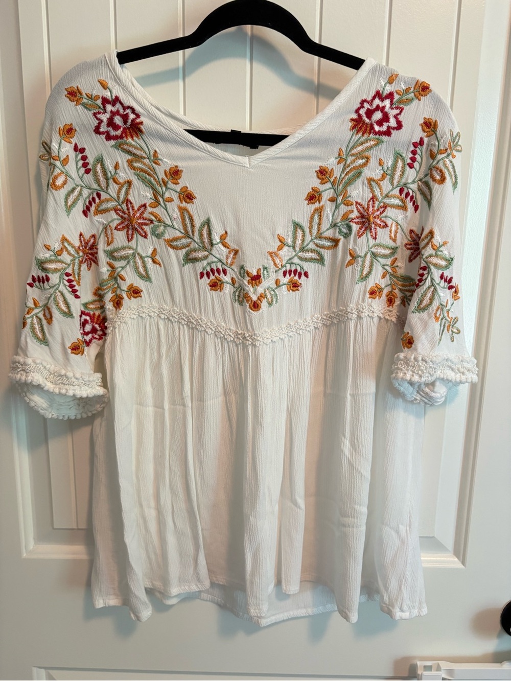 The Pyramid Collection White Floral Embroidered Babydoll Peasant Blouse S